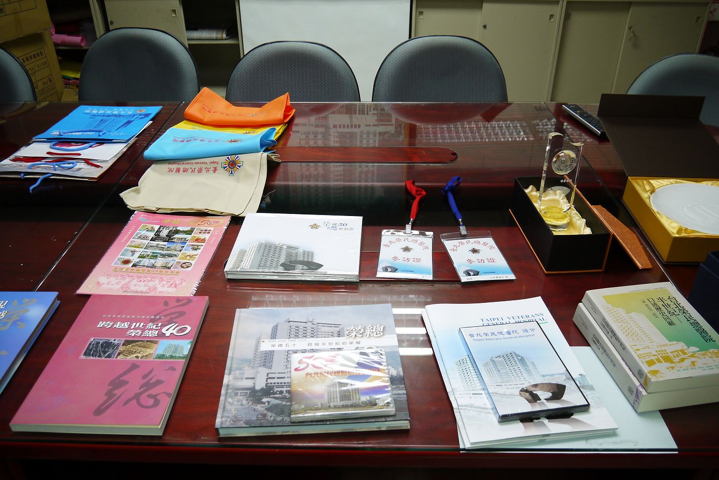 由公共事務室(公關組)提供檔案應用加值文宣品建院40及50週年刊物、郵票、提袋等.jpg