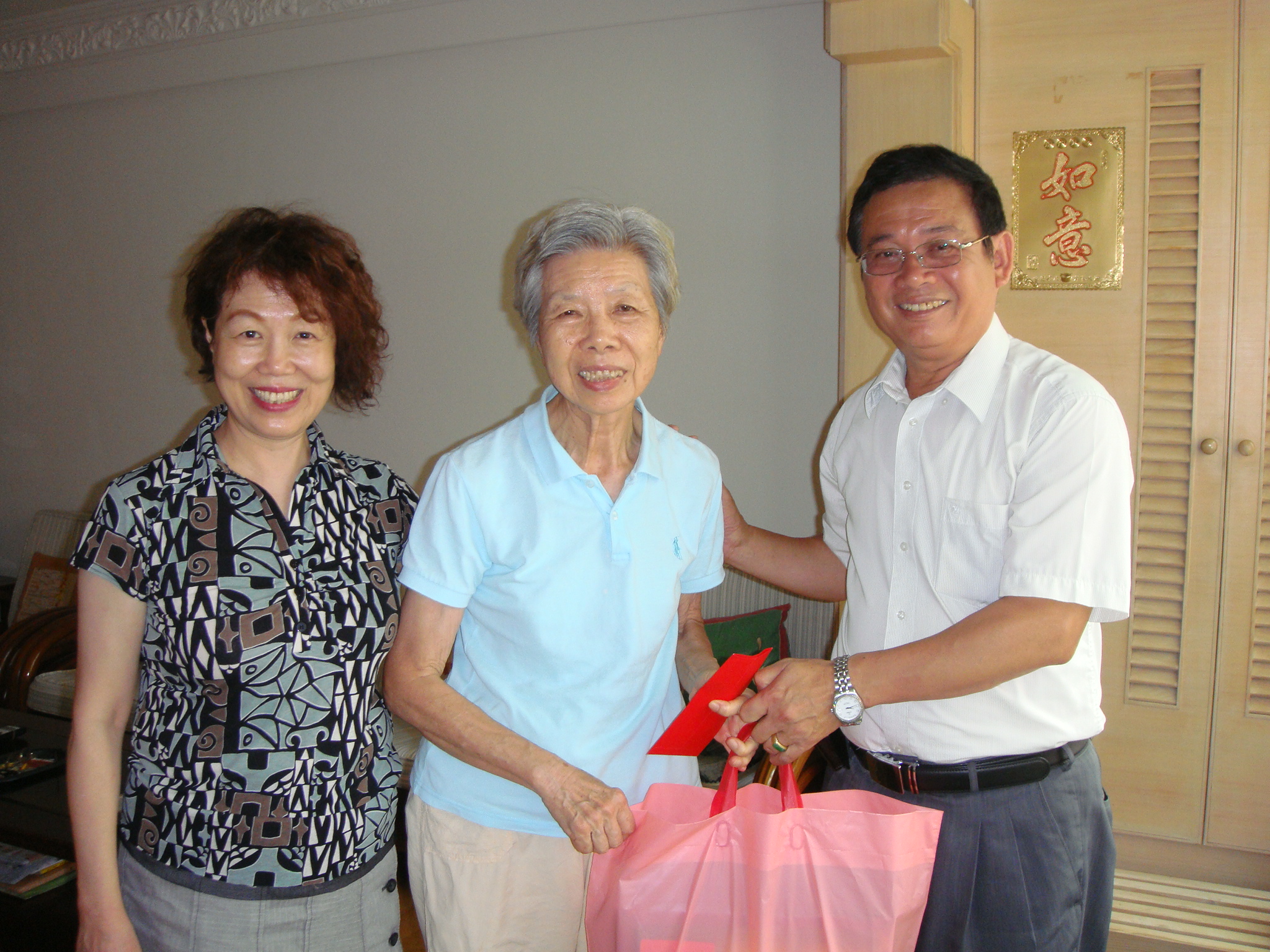 王主任秘書帶隊訪視退休人員楊積芳女士並代表院長致贈端節禮金及水果禮盒��