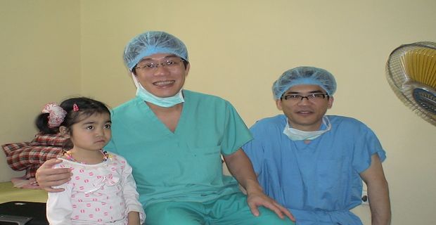 97年4月7日與第一例越南肝臟移植病患合影(術後1年3個月)，中為劉君恕主任，右為整形外科王天祥醫師��