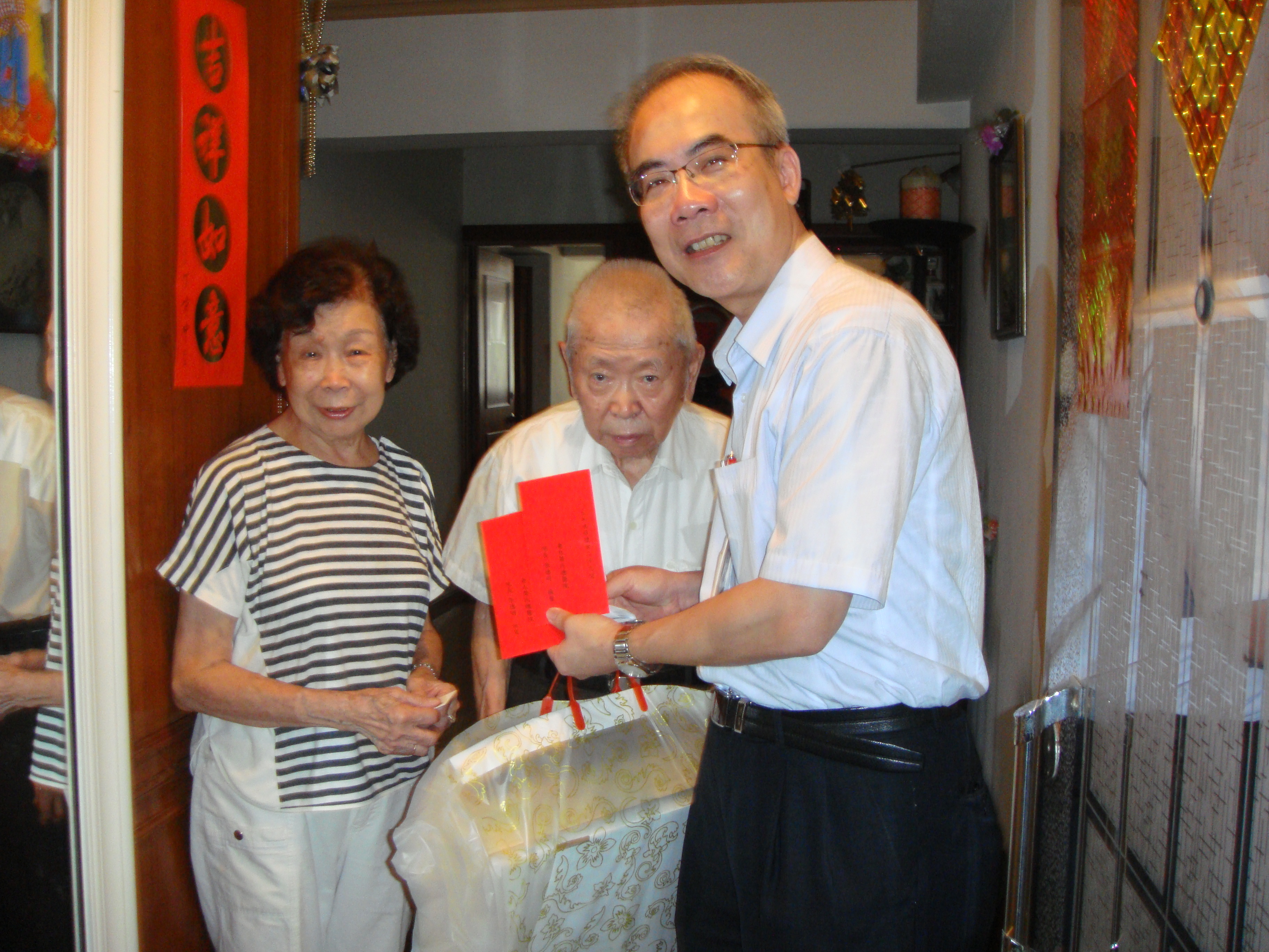 林主任弘勳帶隊訪視退休人員惠慶元先生、張寶珠女士並代表院長致贈端節禮金及水果禮盒��