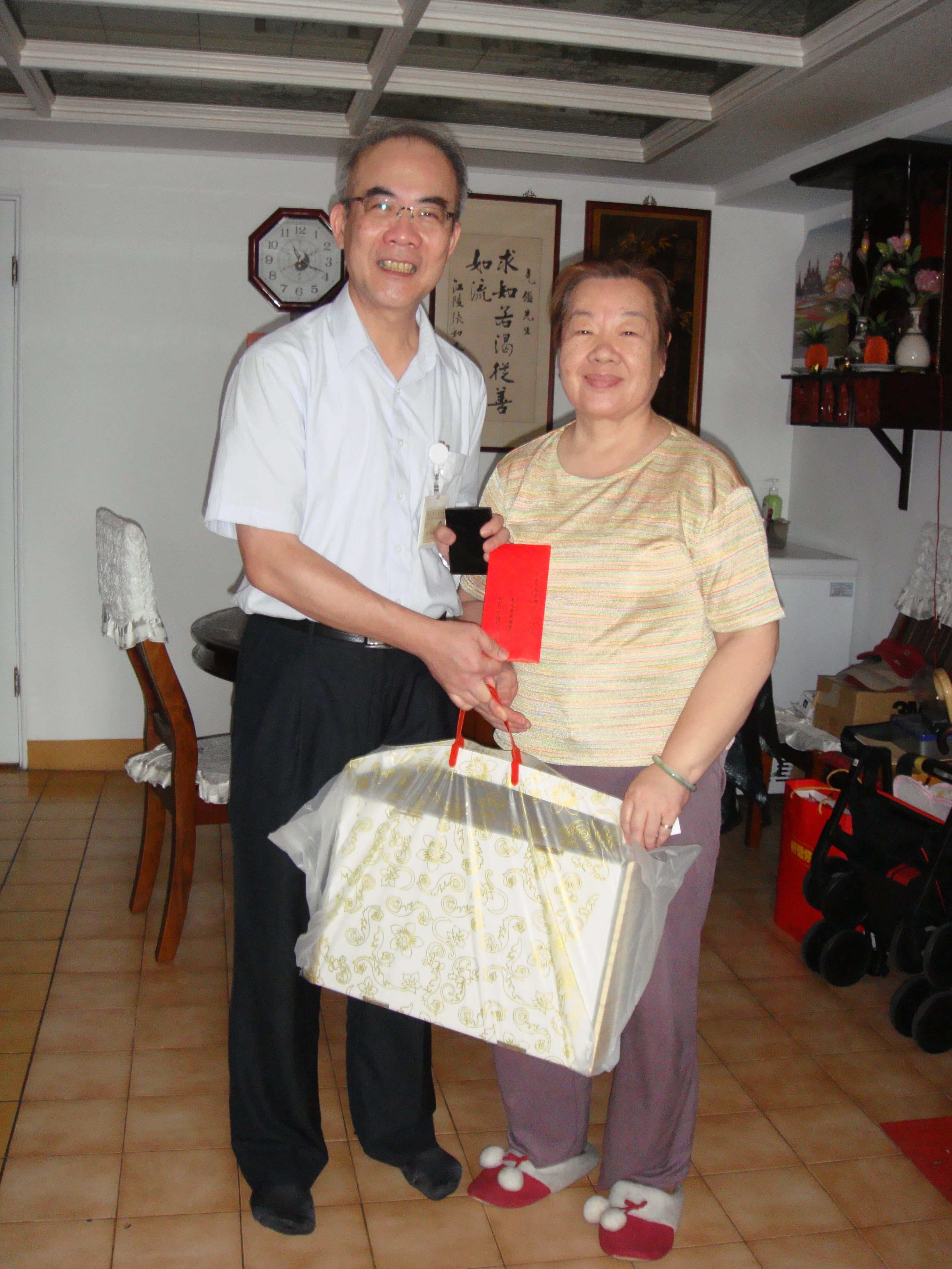 林主任弘勳帶隊訪視退休人員陳維蘭女士並代表院長致贈端節禮金及水果��
