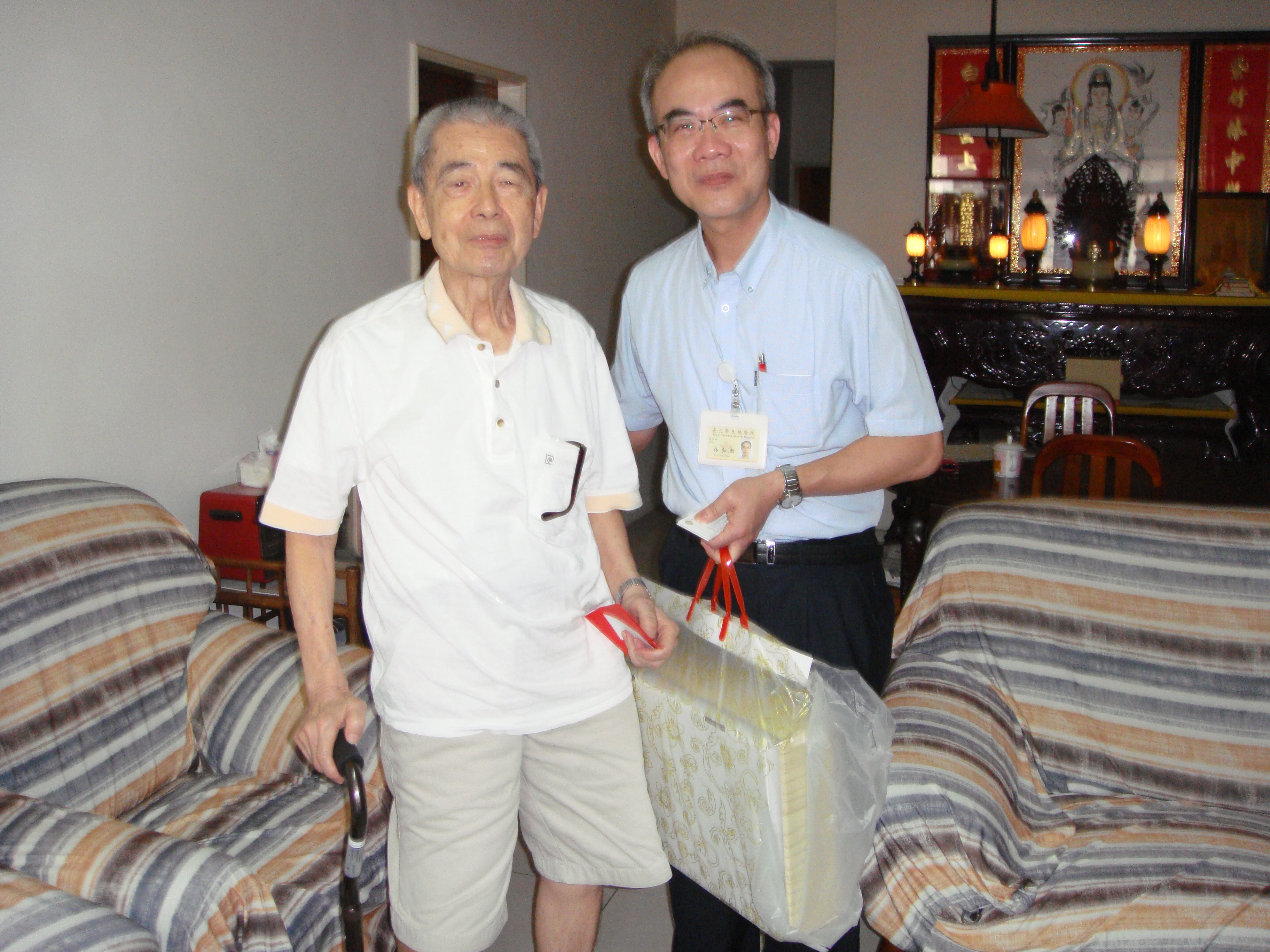 林主任弘勳帶隊訪視退休人員楊榮海先生，代表院長致贈端節禮金、水果並詢問近況��