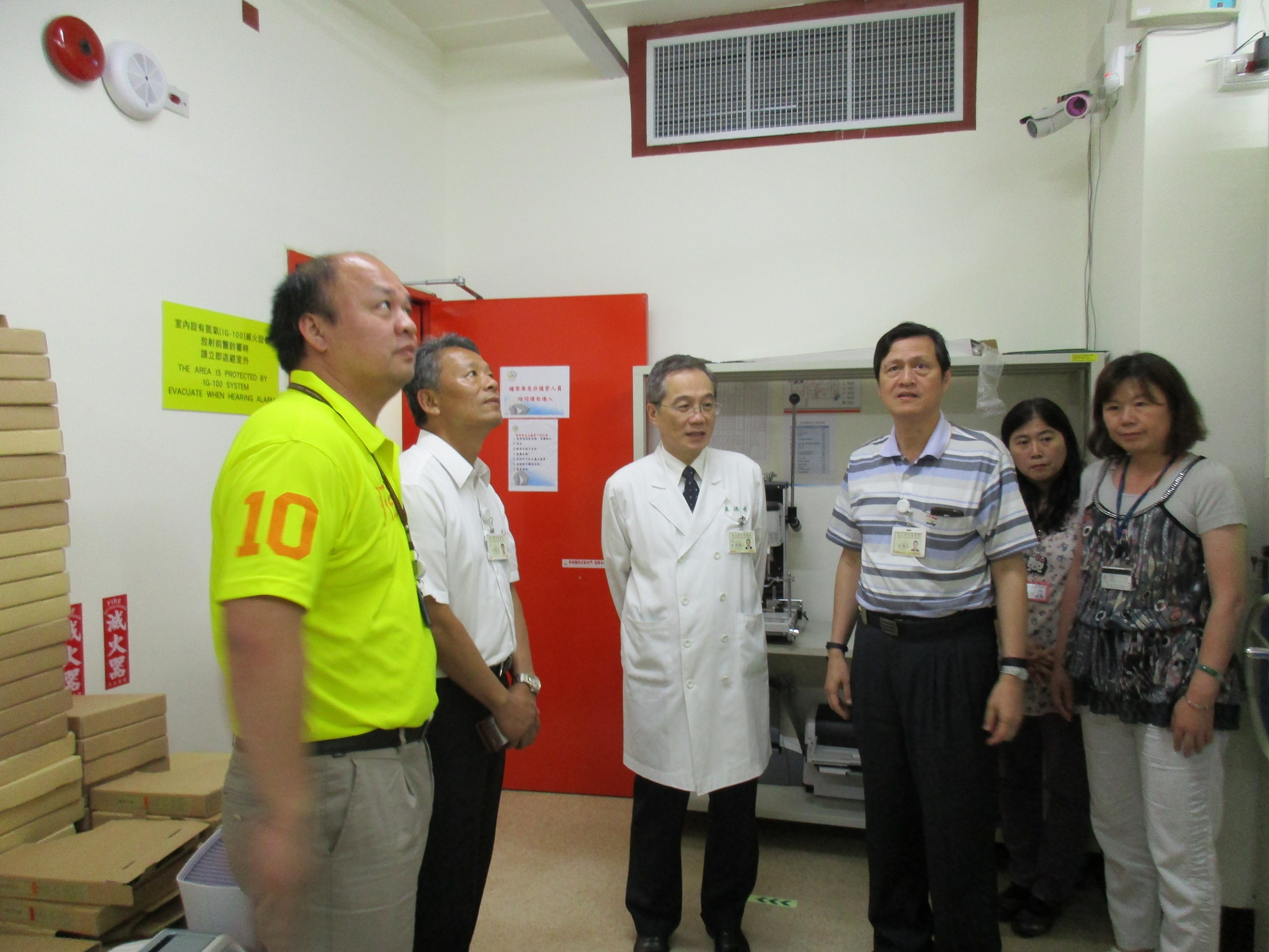 The Superintendent Dr. Chang inspected the document division.��