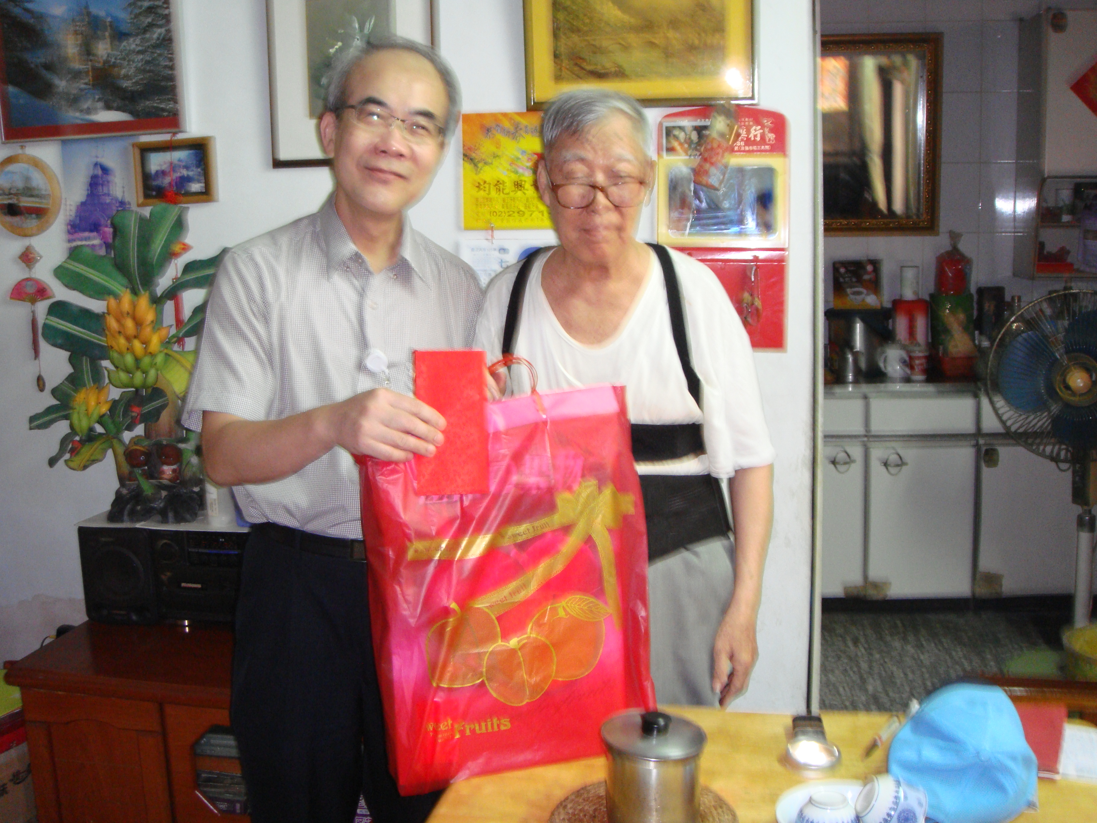 林主任弘勳帶隊訪視退休人員徐長傑先生並代表院長致贈秋節禮金及水果禮盒��