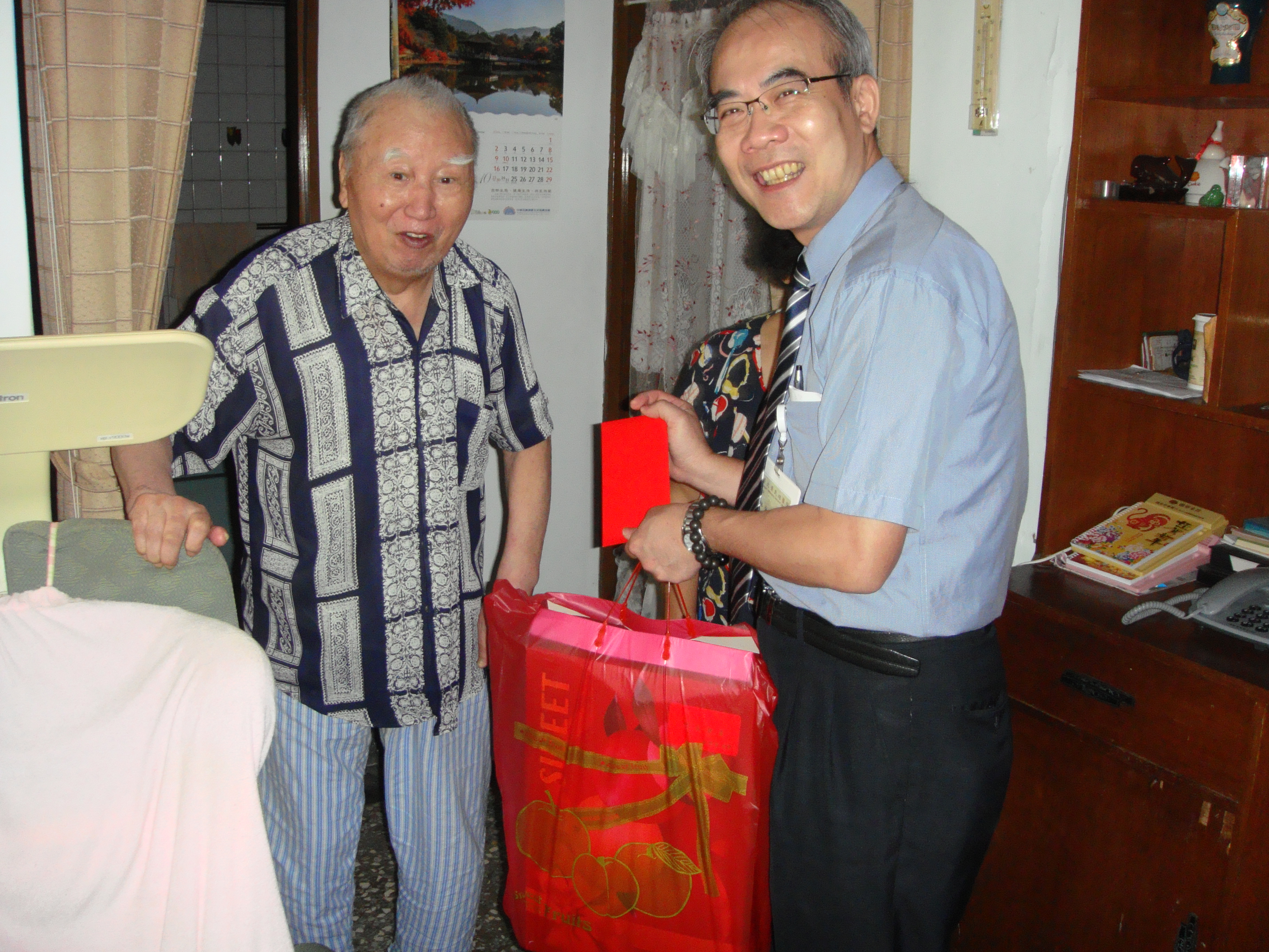 林主任弘勳帶隊訪視退休人員韓玉芳先生並代表院長致贈秋節禮金及水果禮盒��
