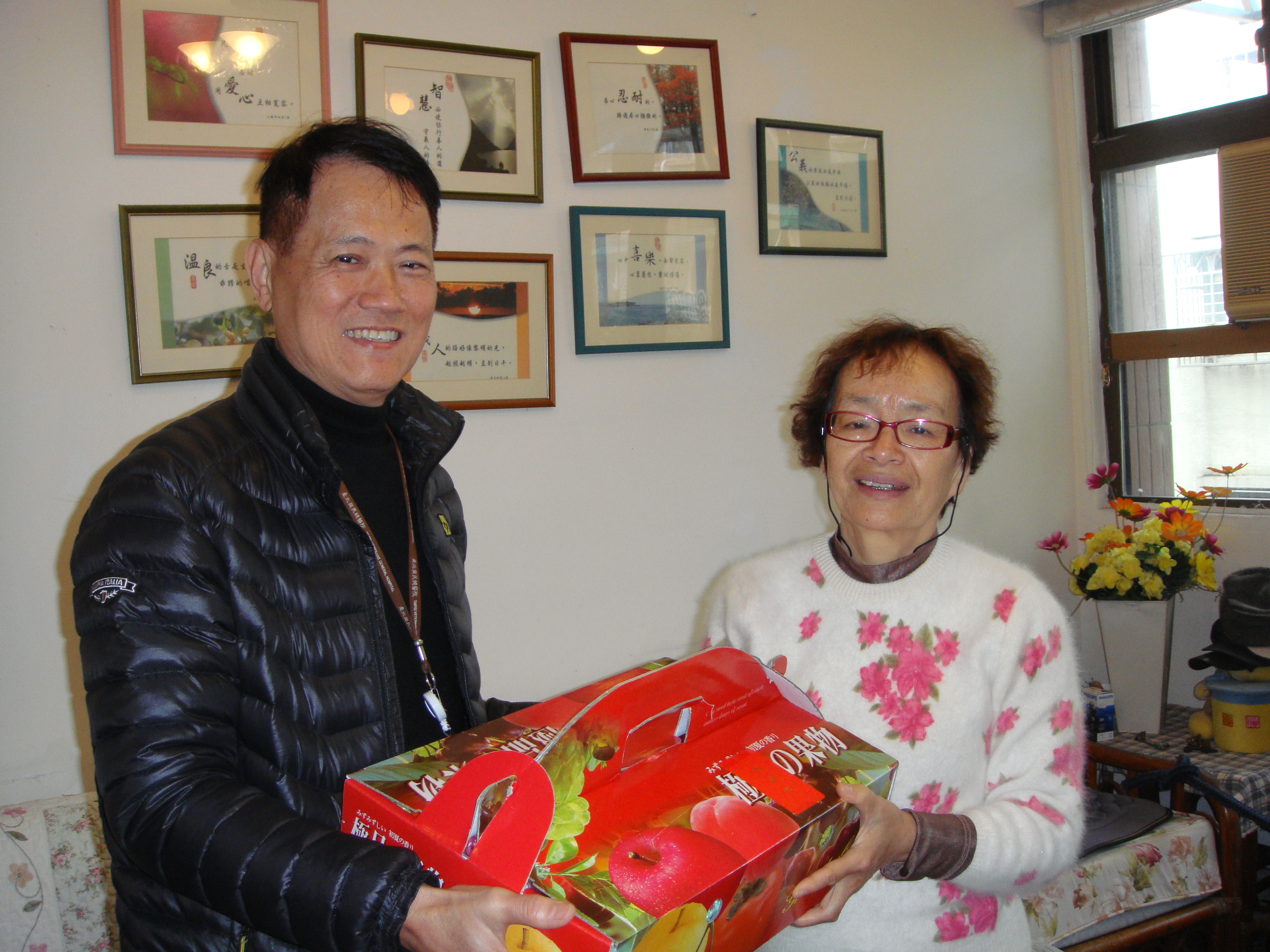 106年訪視退休人員伍麗華女士並代表院長致贈春節慰問函及水果禮盒��
