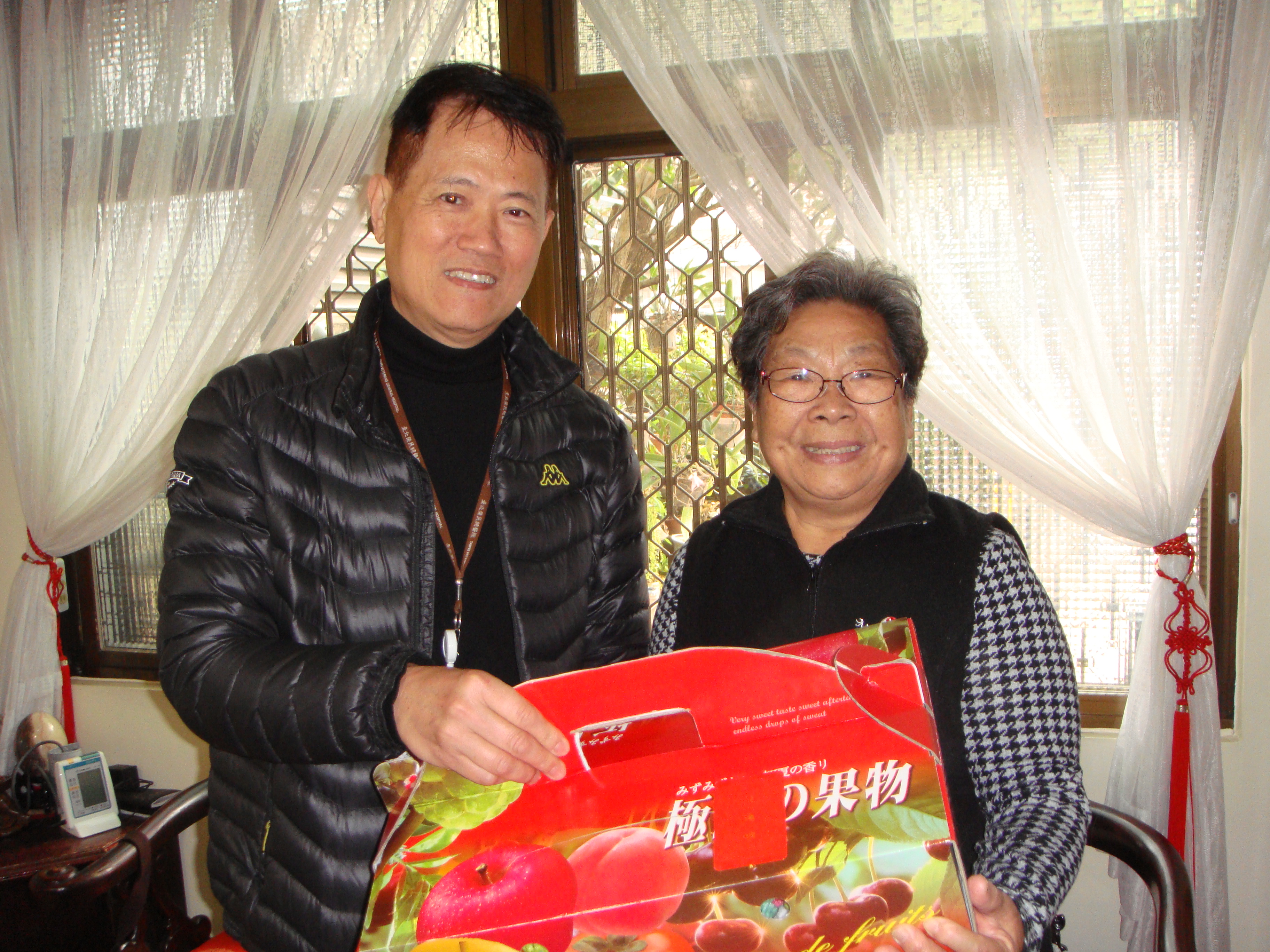 106年訪視退休人員陳俊江女士並代表院長致贈春節慰問函及水果禮盒��