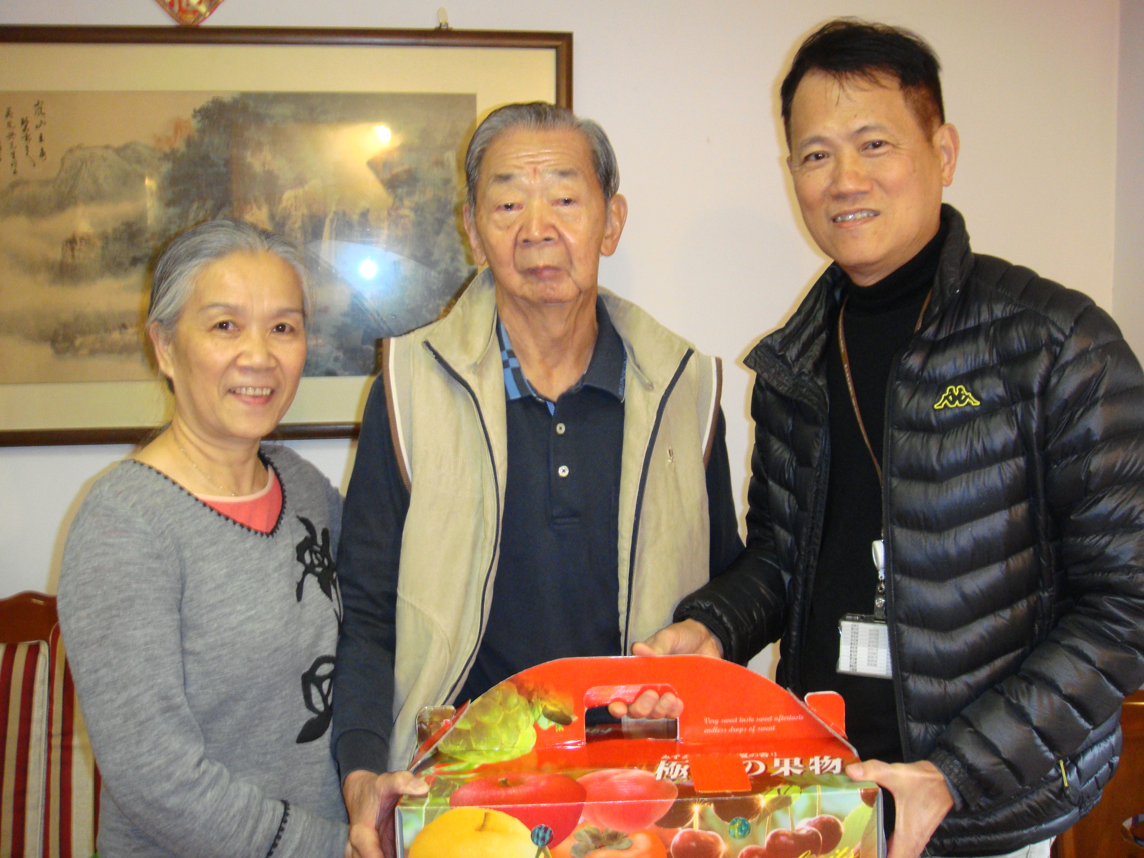 106年訪視退休人員吳允興先生並代表院長致贈春節慰問函及水果禮盒��