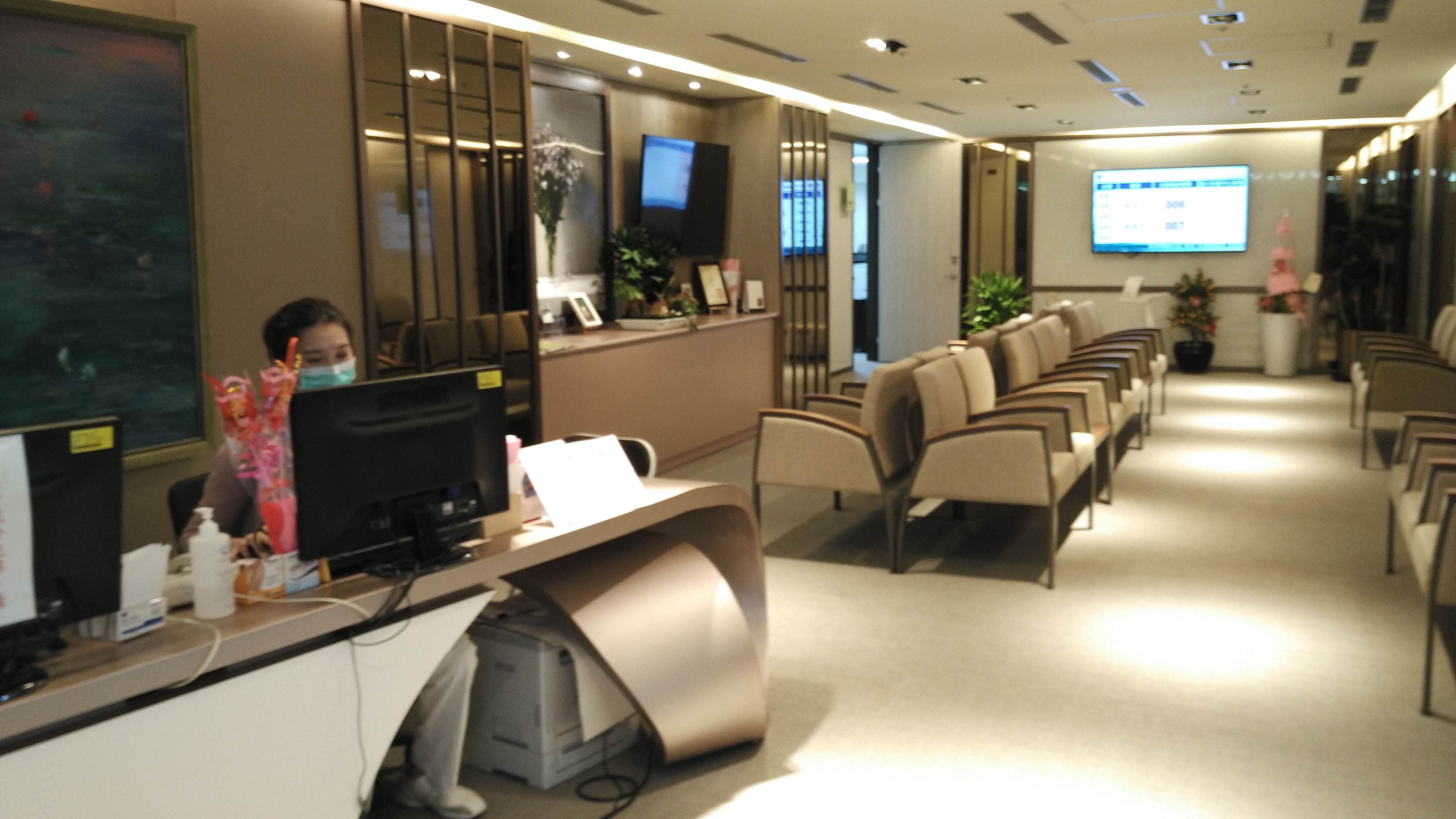 The inside waiting area of Comprehensive Breast Health Center��
