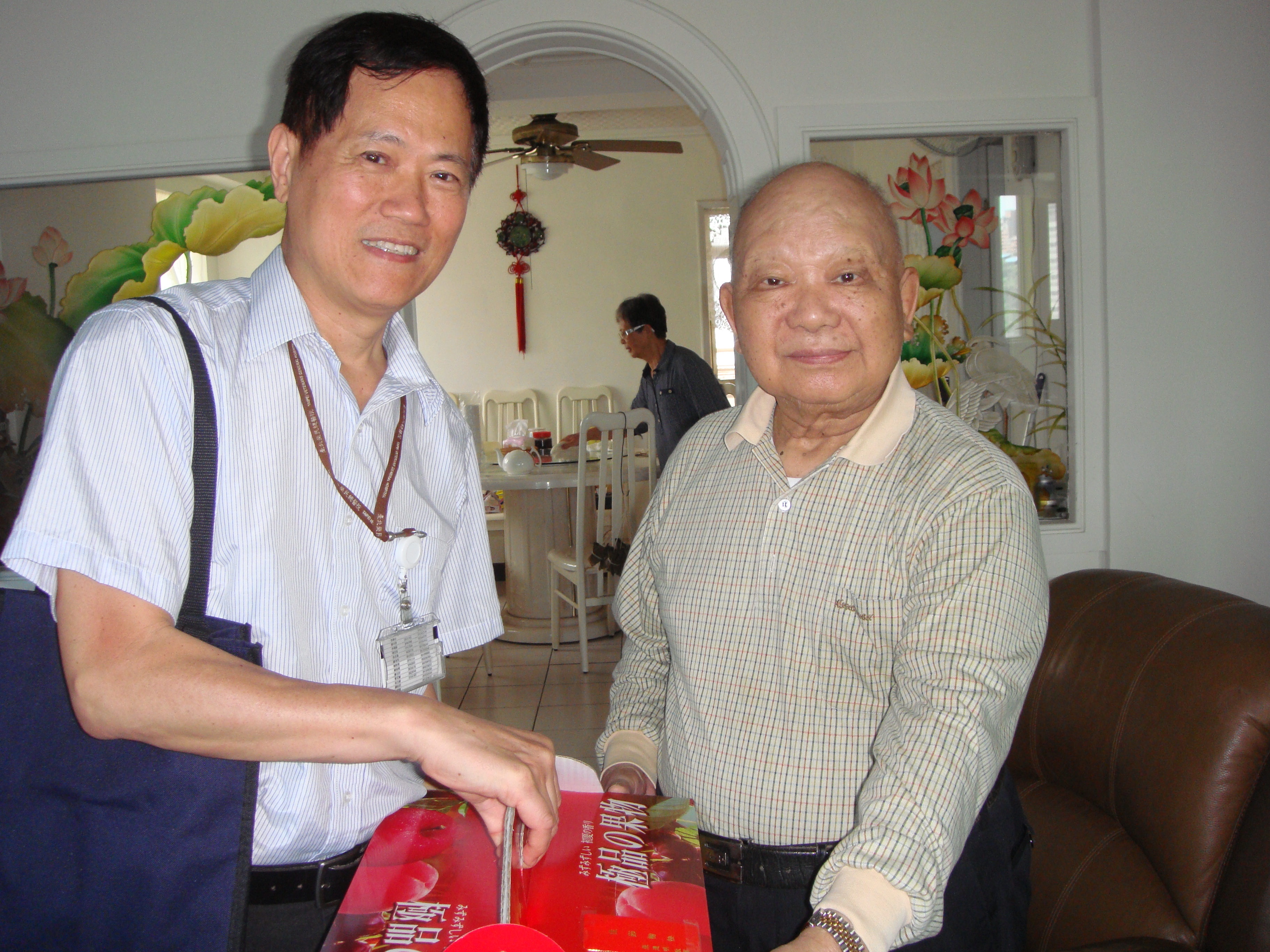 2次訪視退休人員俞玉學先生並代表院長致贈端節慰問函及水果禮盒��