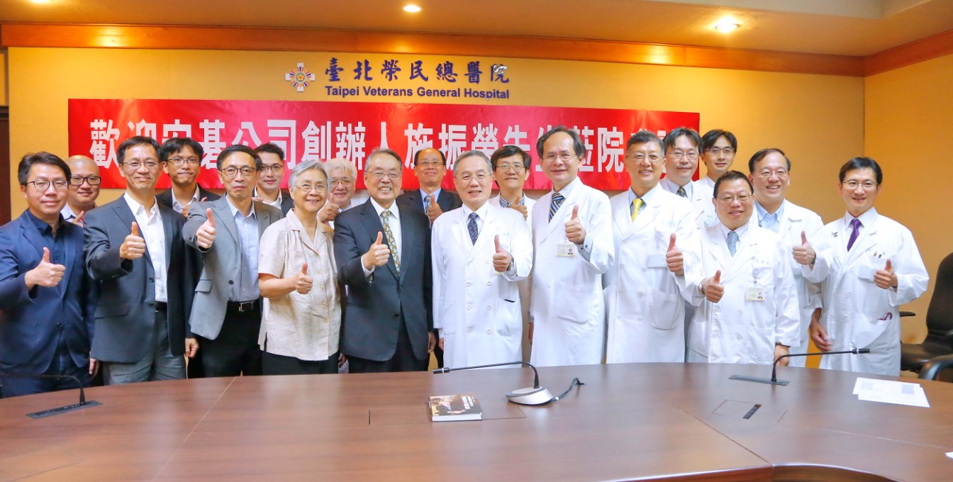 宏碁公司創辦人暨榮譽董事長施振榮先生參訪北榮 了解智慧醫療發展現況��