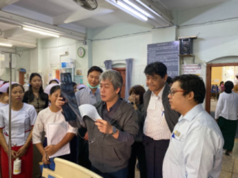 劉君恕主任於2019年11月30日~12月07日前往緬甸曼德勒國家兒童醫院參訪、圖為劉君恕主任於普通病房查房