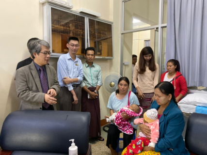 劉君恕主任於2019年11月30日~12月07日前往緬甸曼德勒國家兒童醫院參訪，劉君恕主任與病童及家屬會面

 
