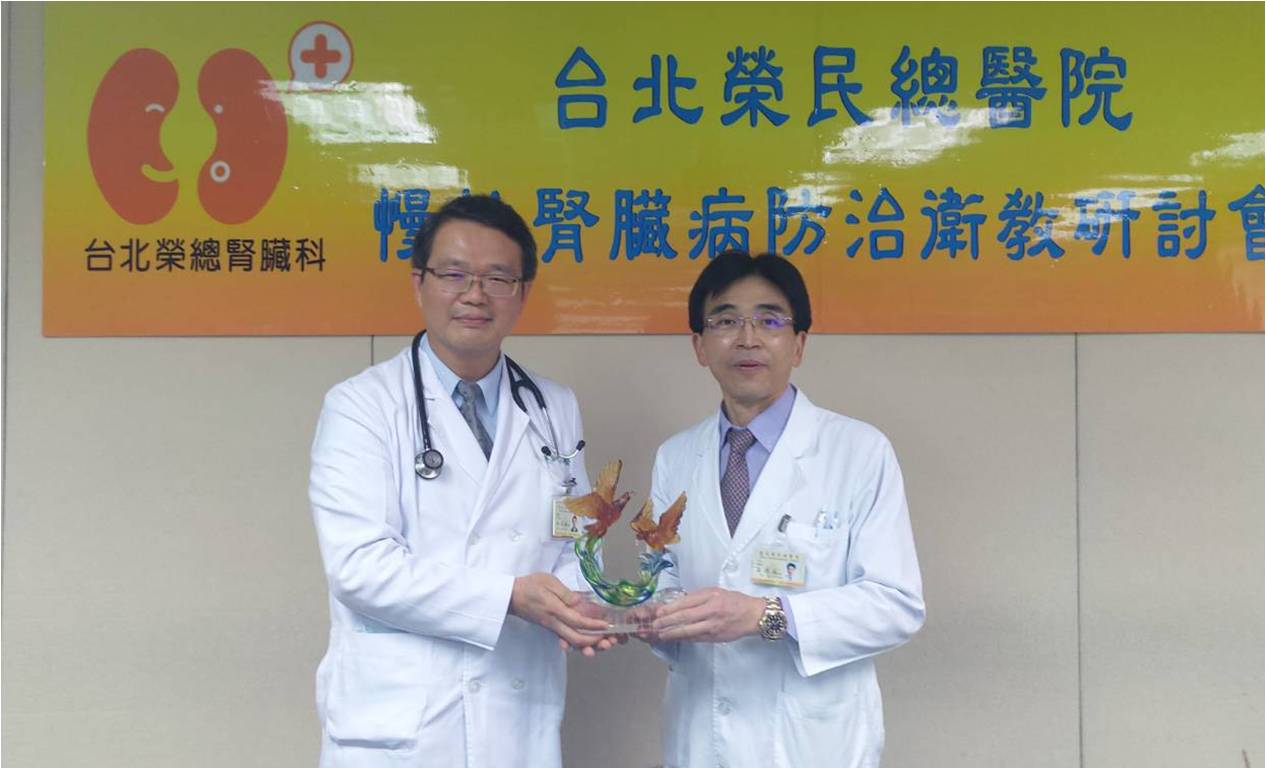 林志慶主任代表腎臟科同仁致贈唐德成部長紀念禮。��