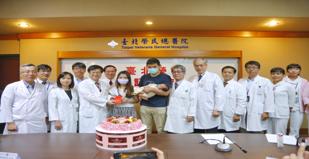 Taiwan surgeons have set two records by performing liver transplants on the youngest patient ever in Taiwan and in Vietnam. The recipients, a 25-day-old boy in Taiwan��