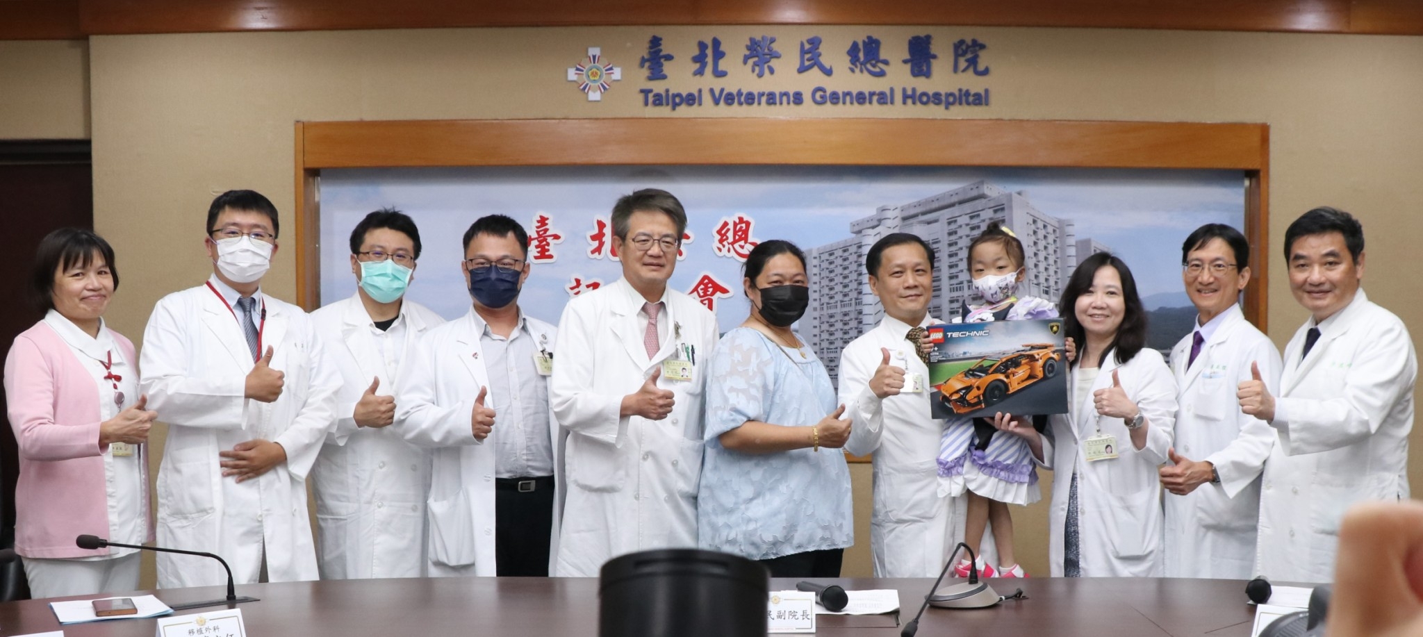 113年7月11日記者會臺北榮總兒童腎臟移植團隊與病童合影��
