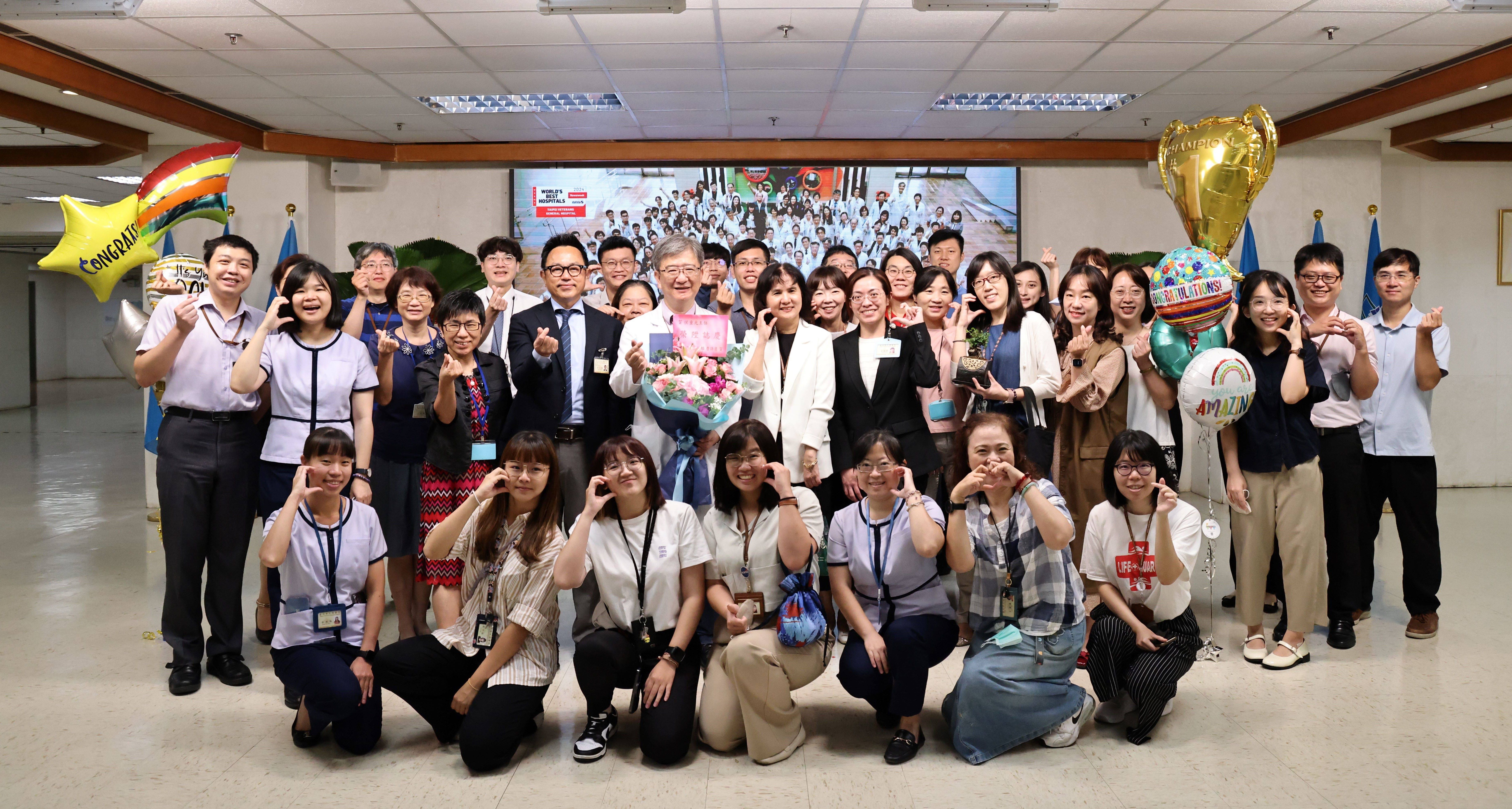 1130820 Director Hou Chongguang Buda of the Medical Enterprise Department took a group photo with colleagues from the Medical Enterprise Department��