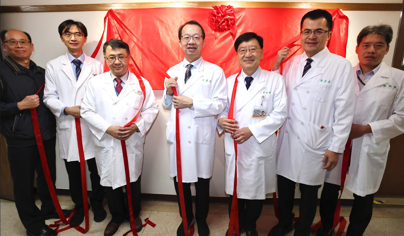 醫學研究部走過46年,邀請王副院長蒞臨揭牌儀式並合影��