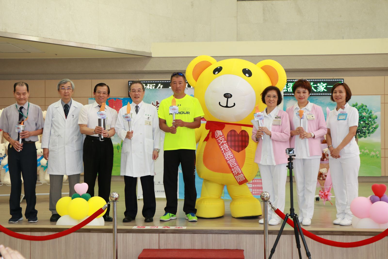 「薪傳說感謝」臺北榮總器官捐贈紀念活動，由張德明院長(左四)親臨主持，移植醫、護、社工等團隊成員共同參與。
