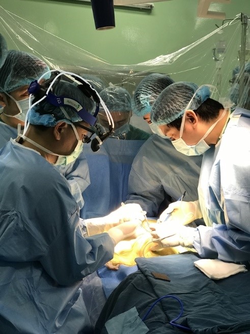 醫生們正在執行病童肝移植手術。兩例均從其親生父母那裡獲得肝臟。