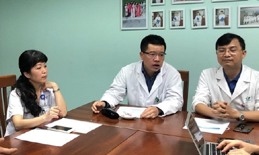 Dr. Pham Duy Hien - Deputy Director of the National Hospital of Pediatrics (in the middle) shared information with the press about 2 liver transplants