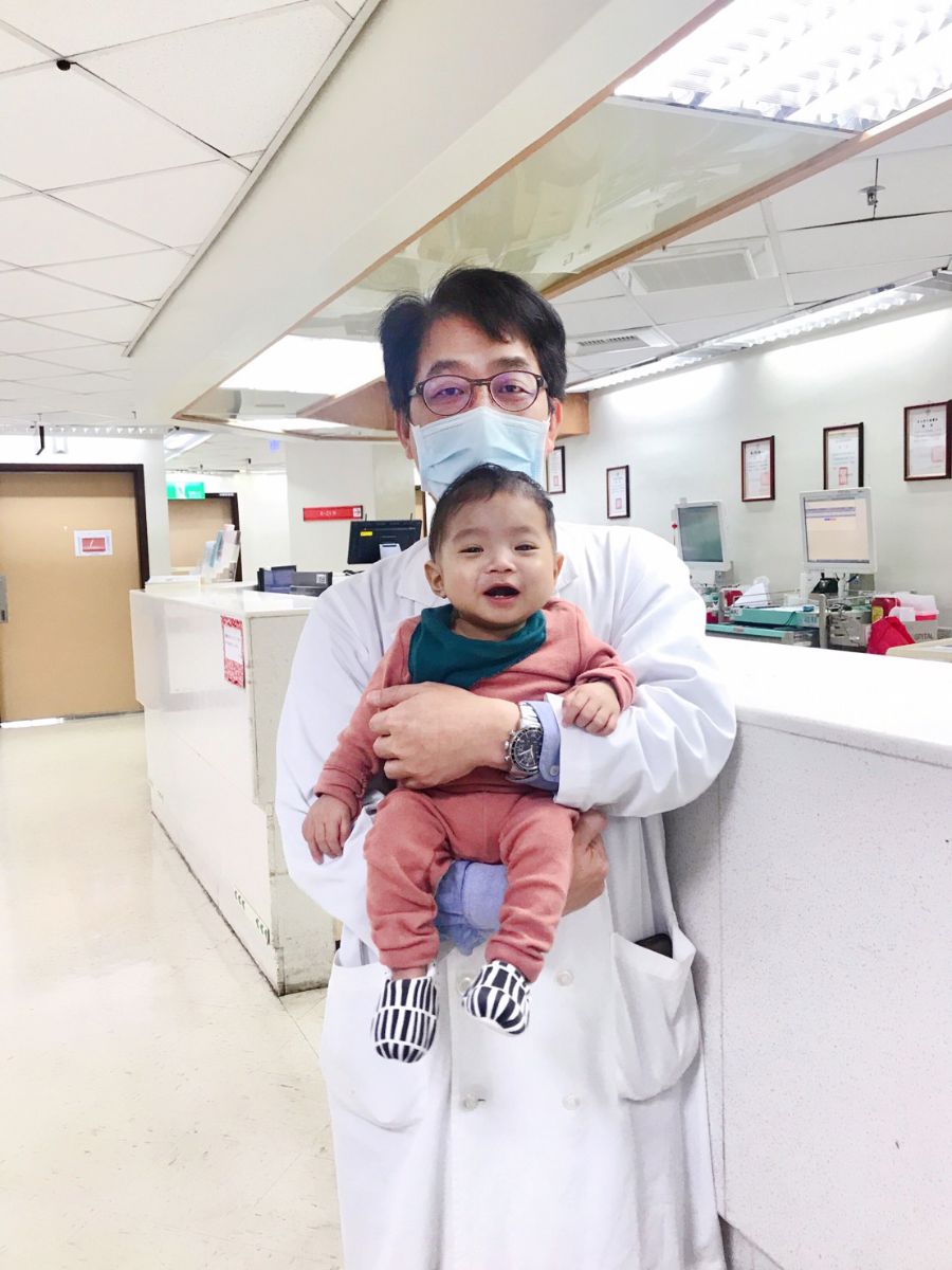移植外科劉君恕 主任與術後恢復良好的BunBun合影留念。