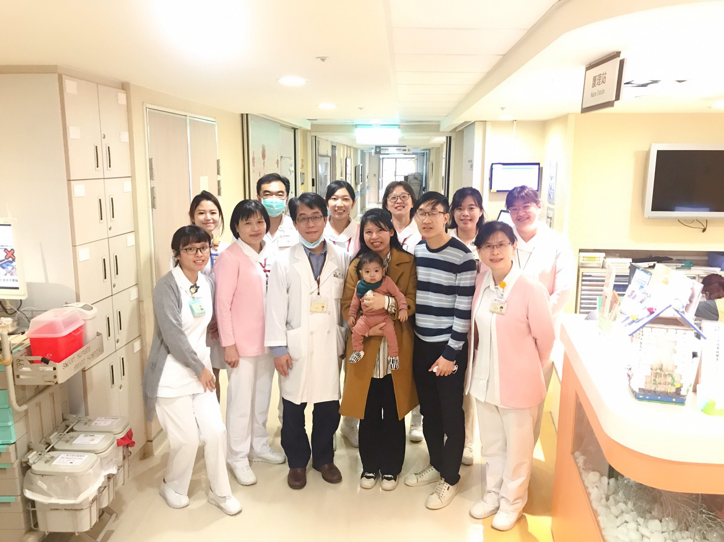 由臺北榮總移植外科劉君恕 主任所領導的肝臟移植團隊與陳小弟 BunBun合影留念。