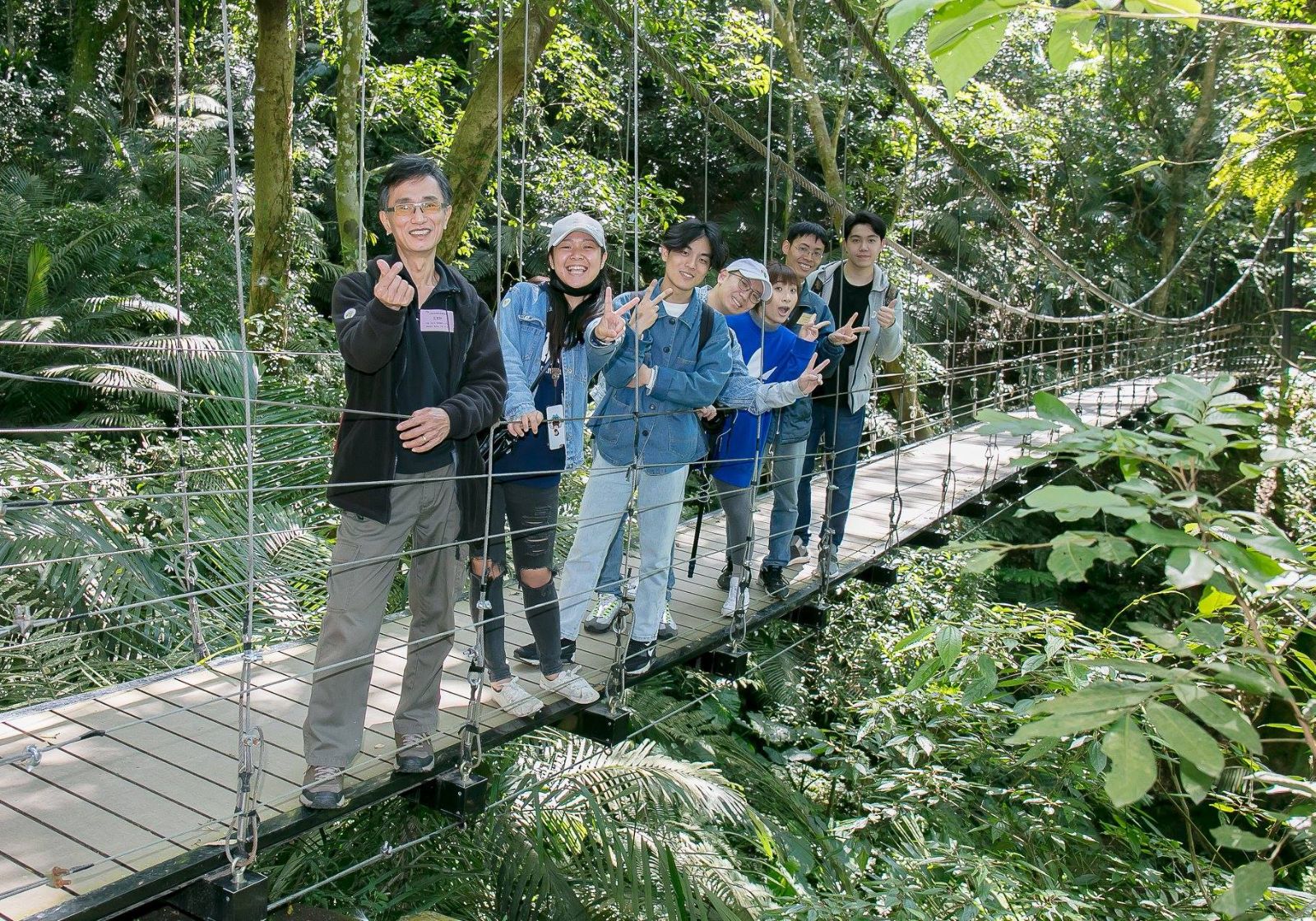 大夥在園區內的原生亞熱帶雨林吊橋上比YA合影留念