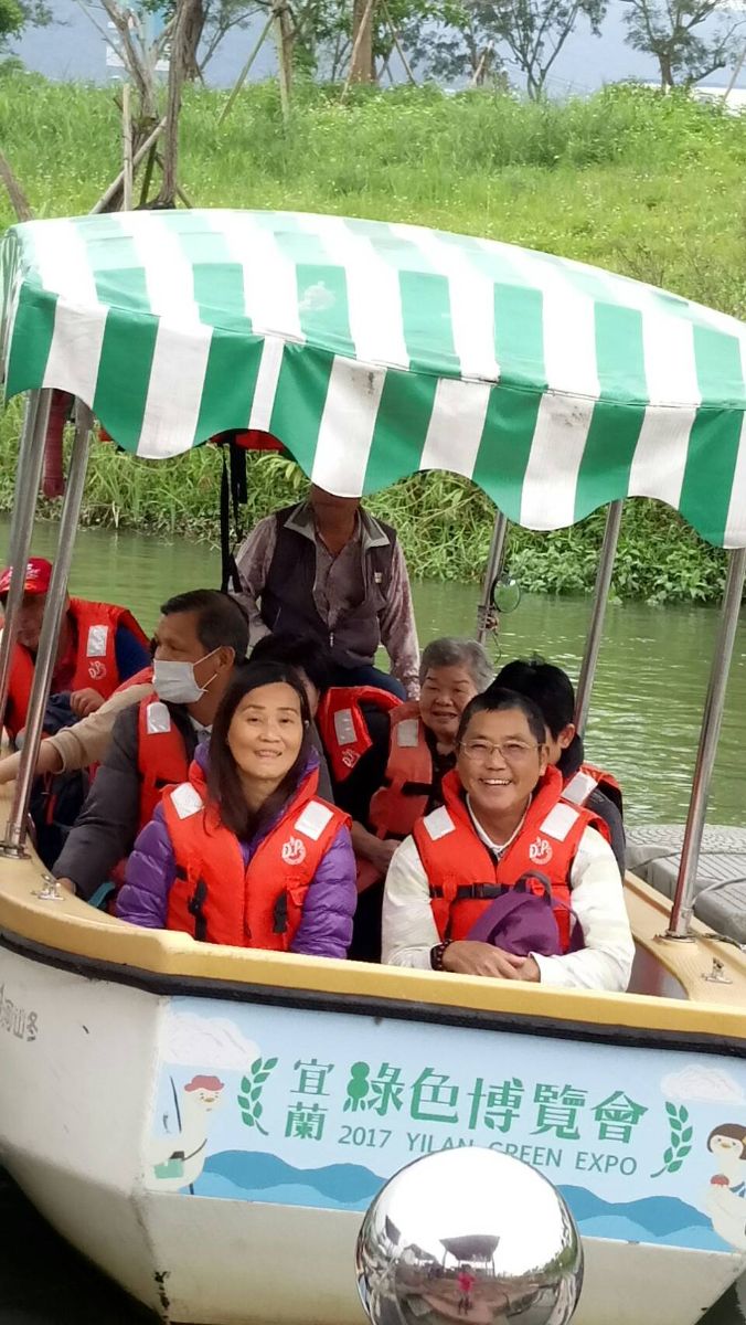 會員們搭乘冬山河生態綠舟，暢遊生態綠舟內河道水域