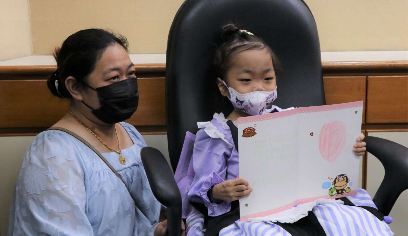 吳小妹親手寫卡片,感謝捐腎者大愛