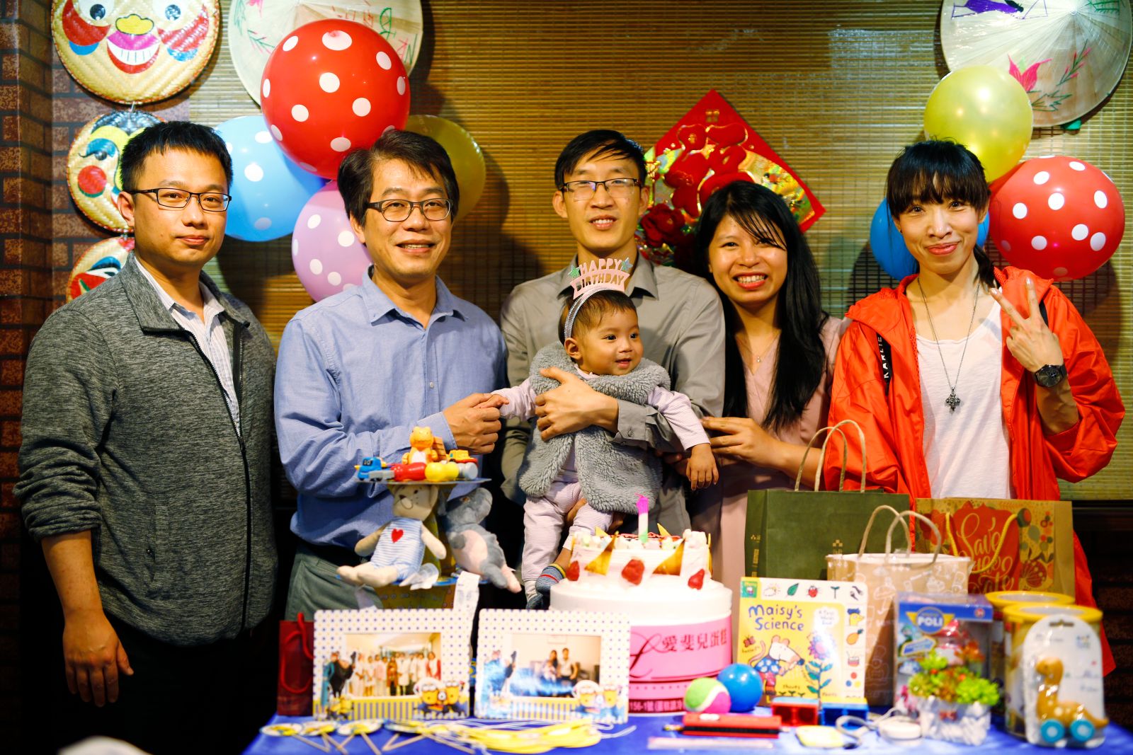 劉君恕 主任與肝臟移植團隊一同參與術後恢復良好的陳小弟 BunBun 一歲生日派對。
