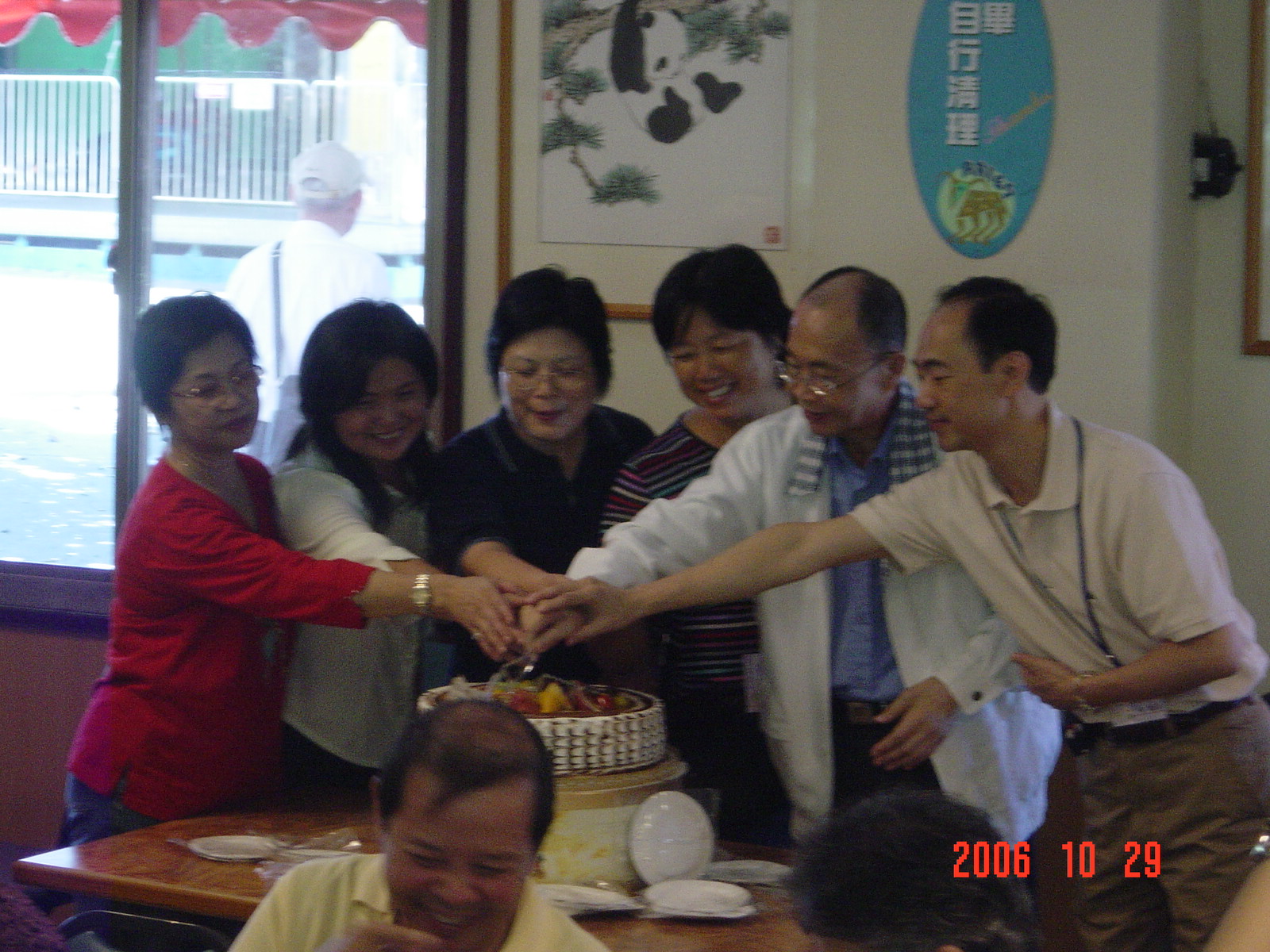會員們幫當月生日的壽星們慶祝