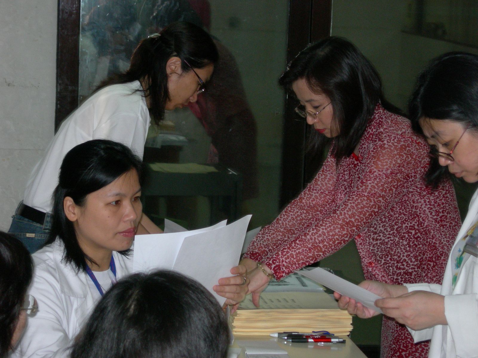 北榮醫護人員及志工幹部們協助會員報到，會員們領取「心肝寶貝俱樂部2006年度會員大會手冊」