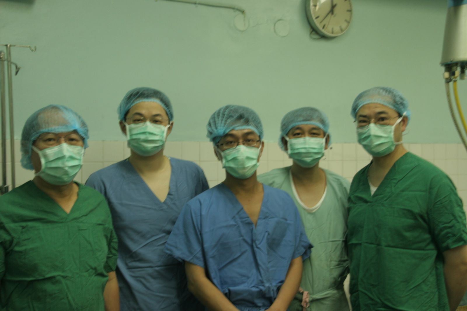 兒童外科劉君恕醫師(圖中)、一般外科夏振源醫師(圖右)等北榮醫療團隊一同合影留念