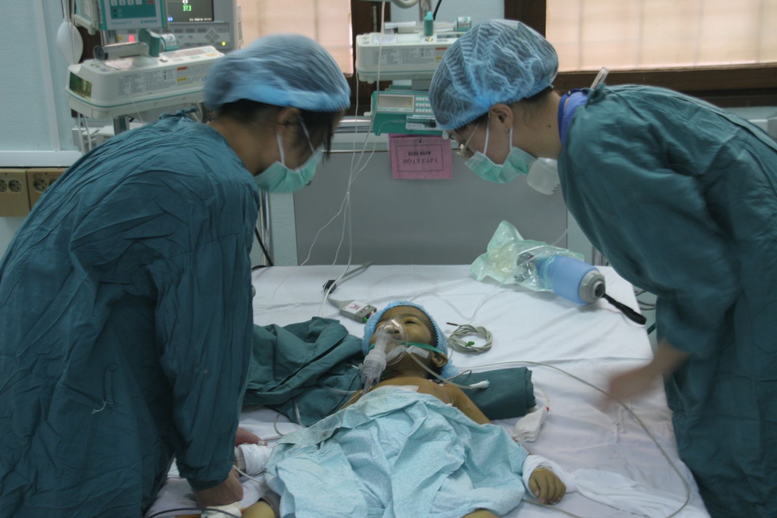 病童手術後恢復良好，醫療人員替該病童拔除呼吸器