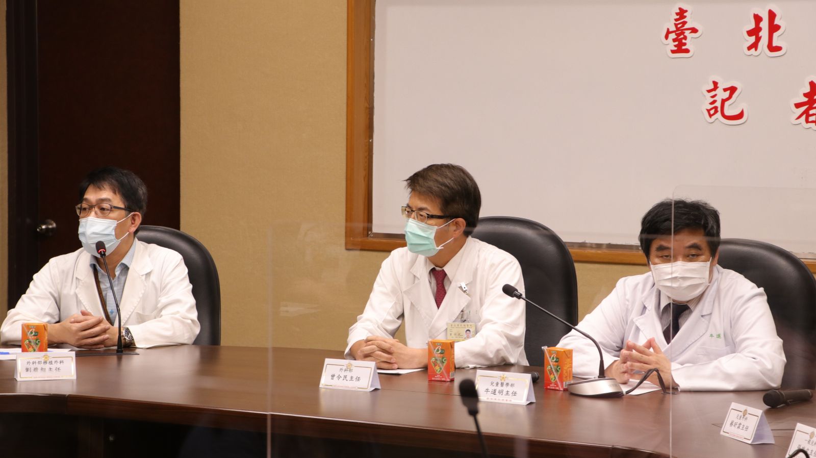 由臺北榮總移植外科劉君恕 主任(左一)表示：「台灣器官的分配原則，99.999%可能會2顆腎臟給一個大人，常常因為這樣小朋友得不到腎臟」。