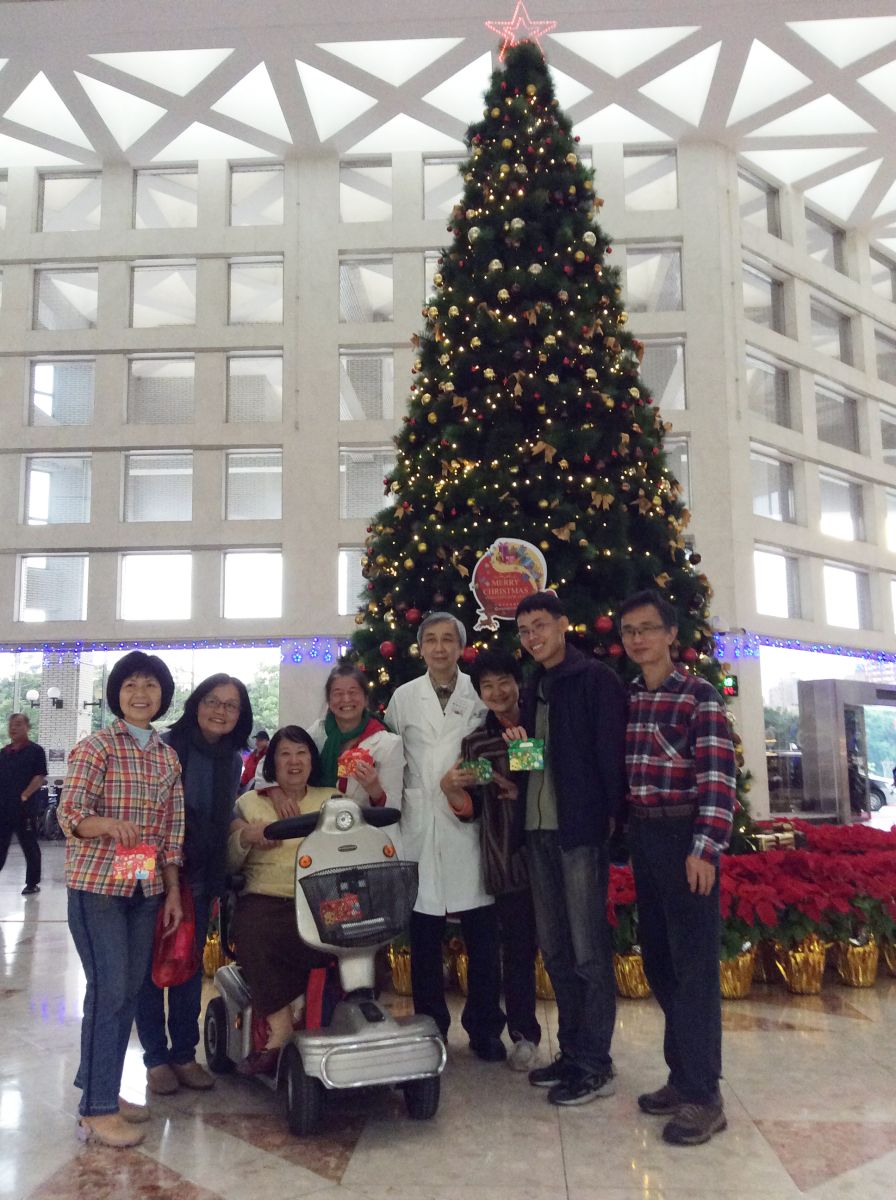 大夥在北榮中正樓聖誕樹一同合影，為本次的活動畫上完美的句點