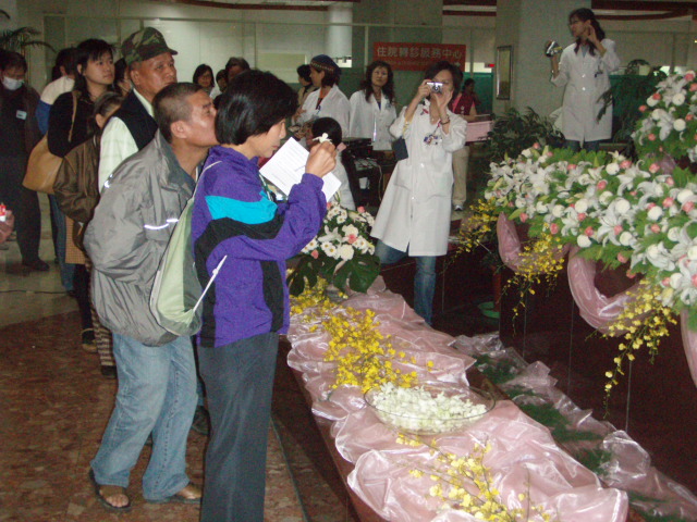 與會的所有成員在芳名錄前一一獻上玫瑰花表達致意