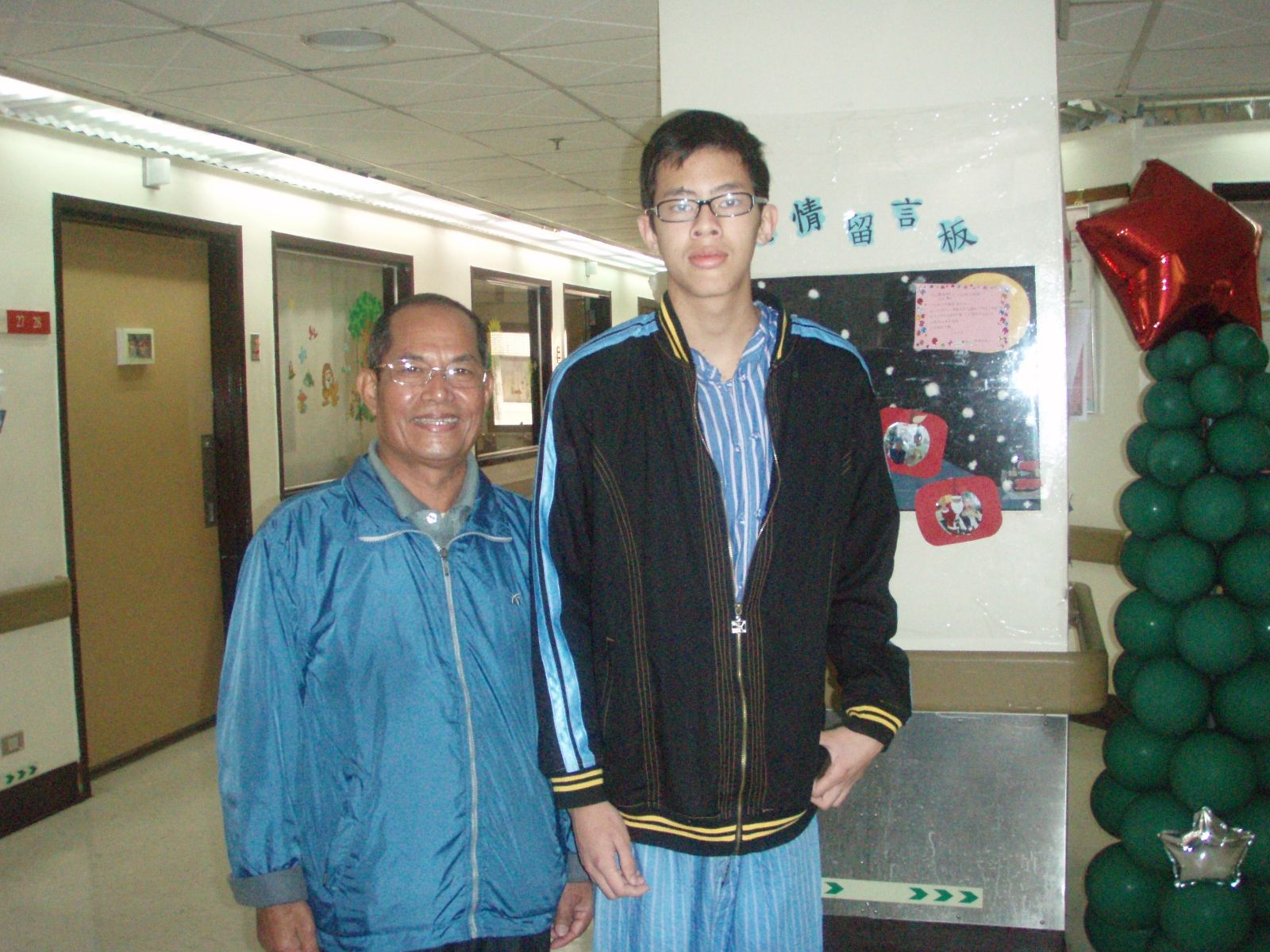 59歲肝癌男性病患李先生(圖左)與16歲男童(圖右)一同合影留念