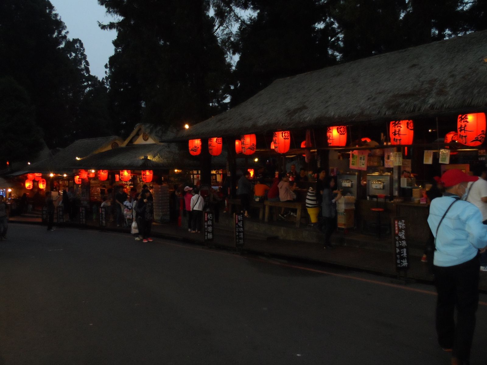 整排木屋茅頂加上高掛大紅燈籠營造出滿滿的日式商圈感