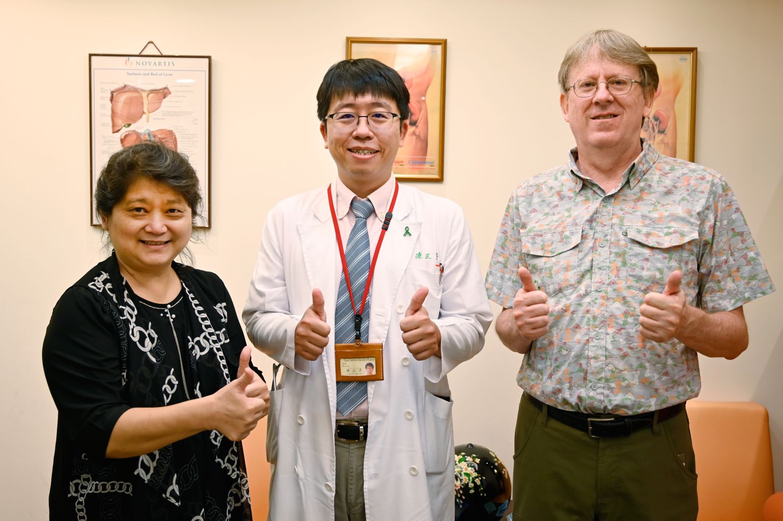 The couple and Dr.CHEN CHENG-YEN took a photo together