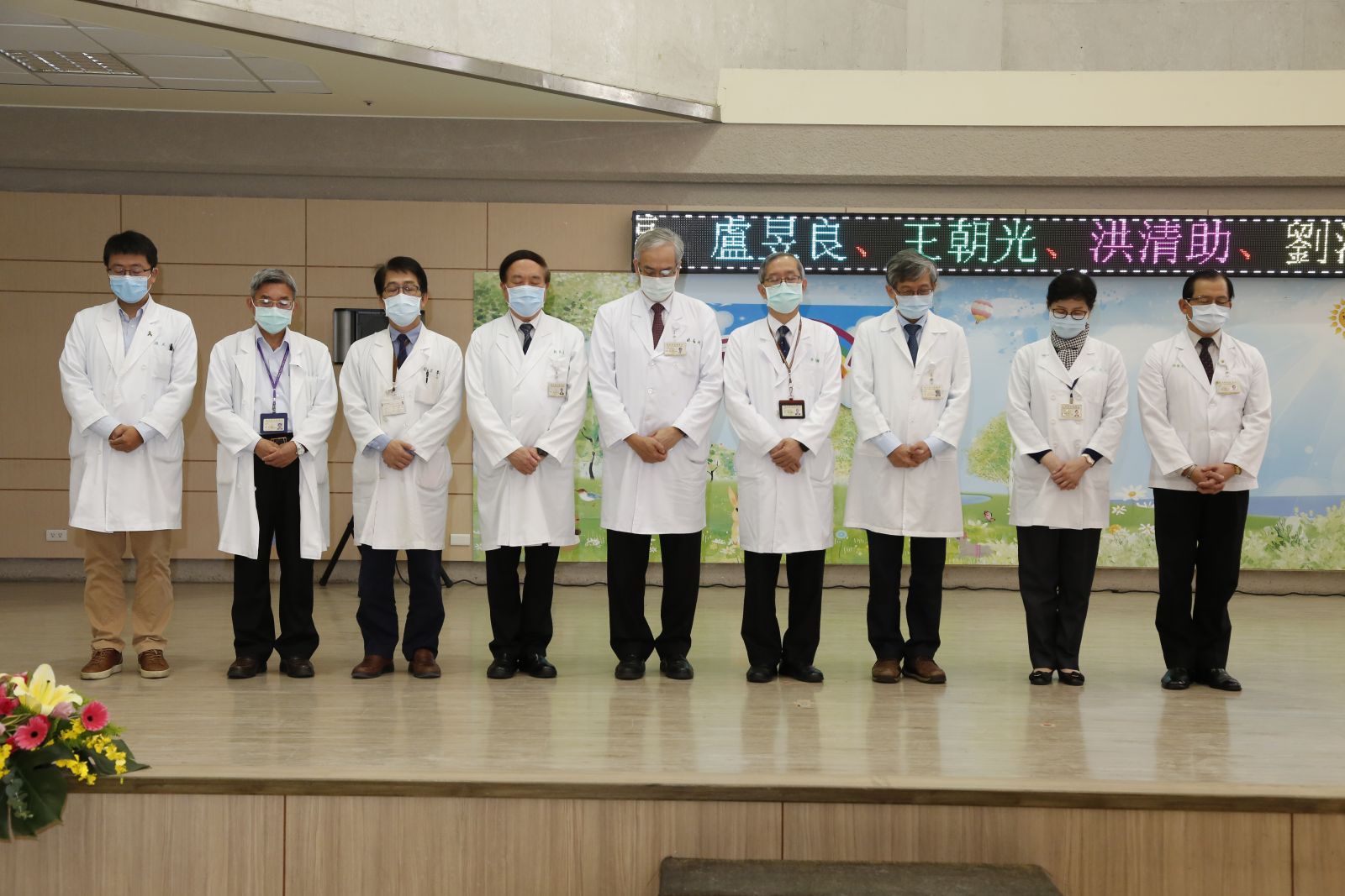 李發耀代理院長及移植外科劉君恕主任、相關醫護、社工人員一同向器官捐贈者的大愛表示感謝與追思。